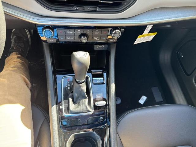 Photo of 2025 Bright White Jeep Compass