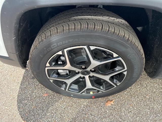Photo of 2025 Bright White Jeep Compass