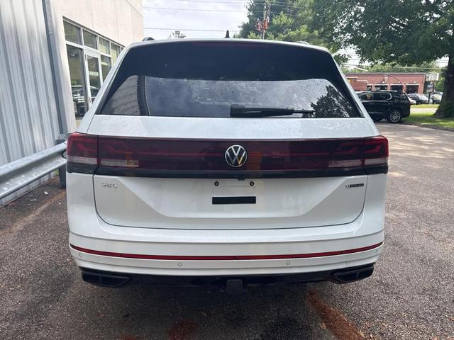 Photo of 2024 Opal White Pearl Effect Volkswagen Atlas