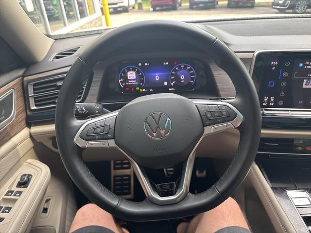 Photo of 2024 Opal White Pearl Effect Volkswagen Atlas