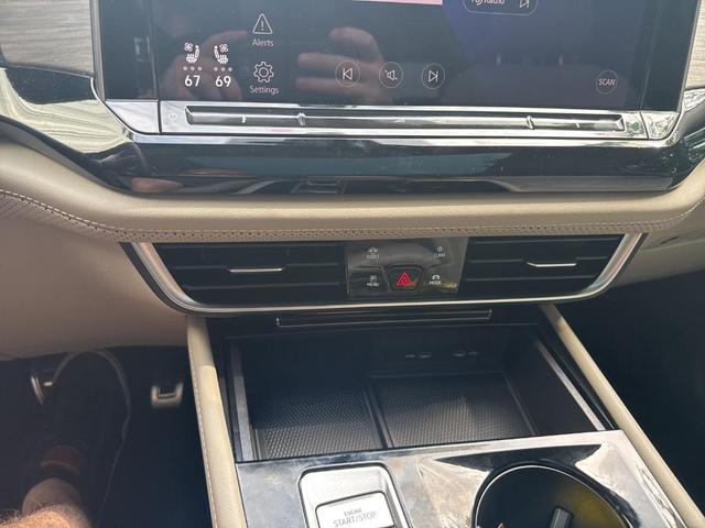 Photo of 2024 Opal White Pearl Effect Volkswagen Atlas