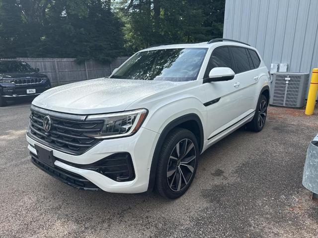 Photo of 2024 Opal White Pearl Effect Volkswagen Atlas