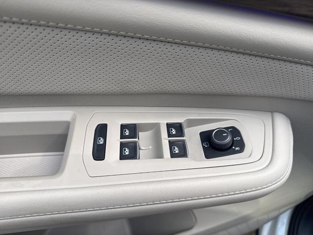 Photo of 2024 Opal White Pearl Effect Volkswagen Atlas