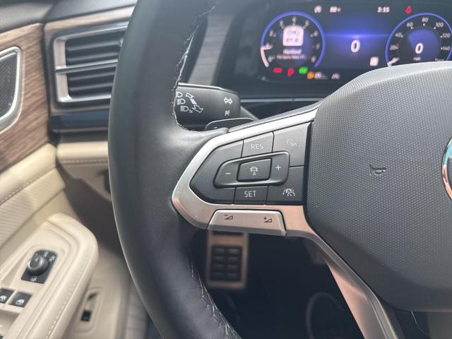 Photo of 2024 Opal White Pearl Effect Volkswagen Atlas