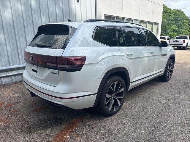 Photo of 2024 Opal White Pearl Effect Volkswagen Atlas