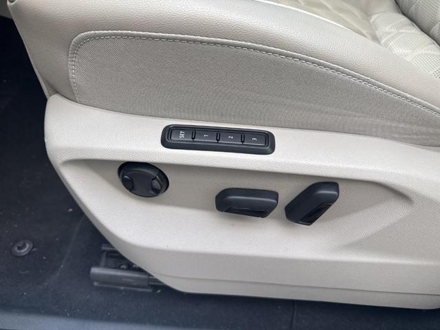Photo of 2024 Opal White Pearl Effect Volkswagen Atlas