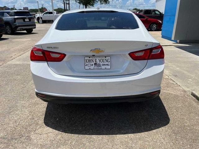 Photo of 2016 Iridescent Pearl Tricoat Chevrolet Malibu