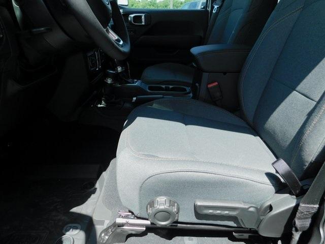 Photo of 2025 Granite Crystal Clearcoat Metallic Jeep Wrangler