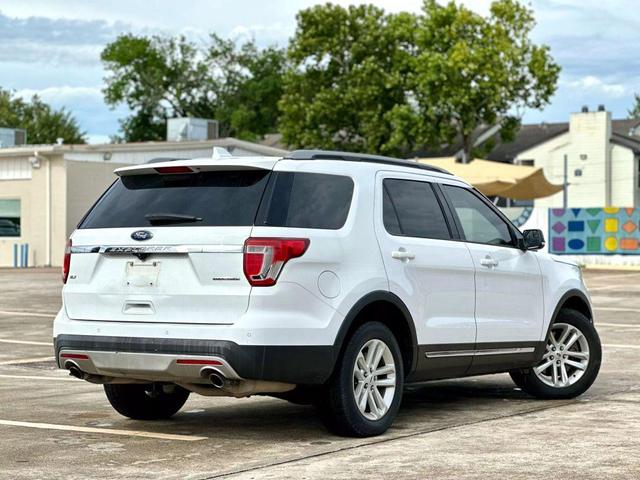 Photo of 2016 White Ford Explorer