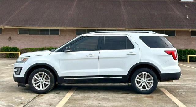 Photo of 2016 White Ford Explorer