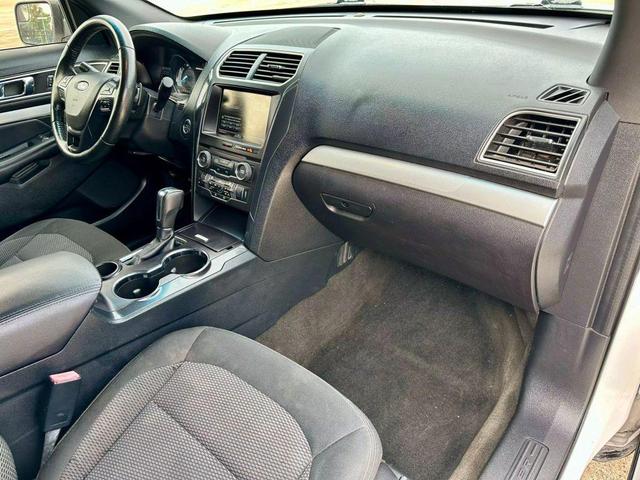 Photo of 2016 White Ford Explorer
