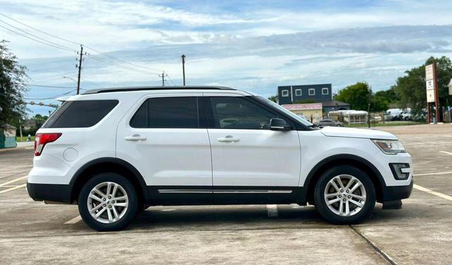 Photo of 2016 White Ford Explorer