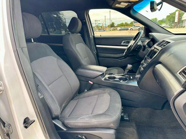 Photo of 2016 White Ford Explorer