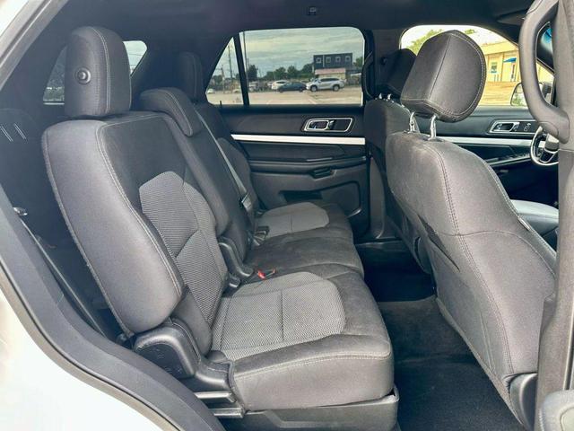 Photo of 2016 White Ford Explorer