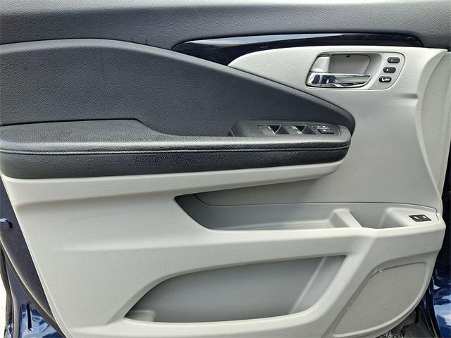 Photo of 2017 Blue Honda Pilot