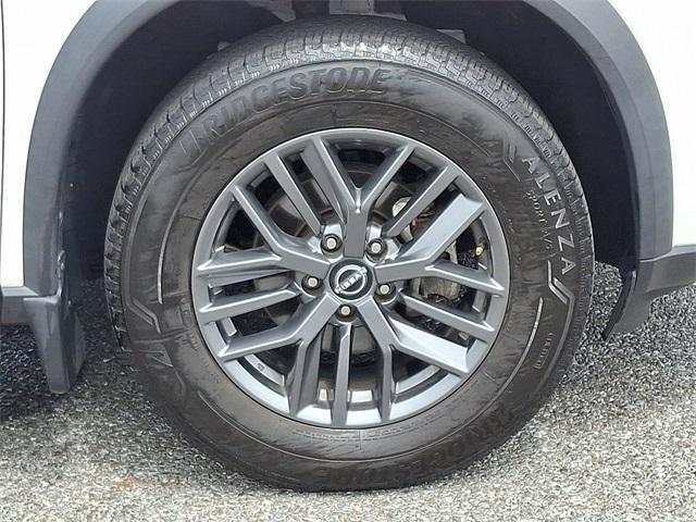 Photo of 2022 Glacier White Nissan Rogue