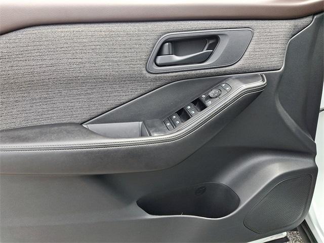 Photo of 2022 Glacier White Nissan Rogue