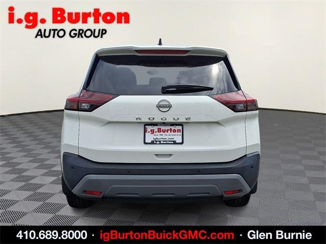 Photo of 2022 Glacier White Nissan Rogue