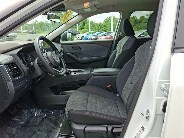 Photo of 2022 Glacier White Nissan Rogue