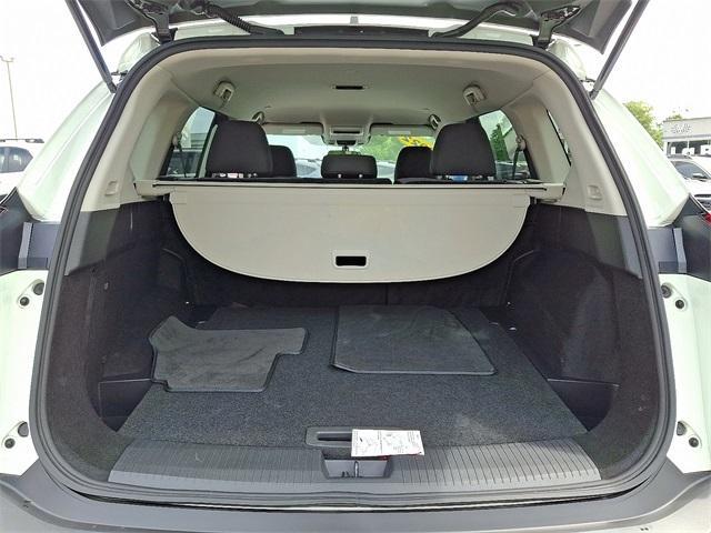 Photo of 2022 Glacier White Nissan Rogue