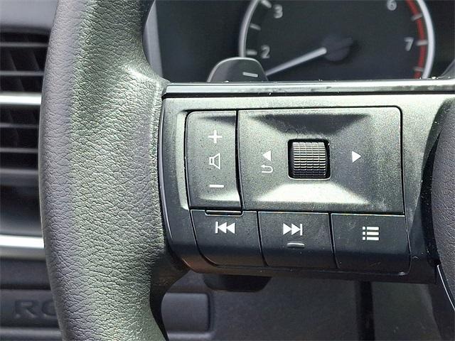 Photo of 2022 Glacier White Nissan Rogue