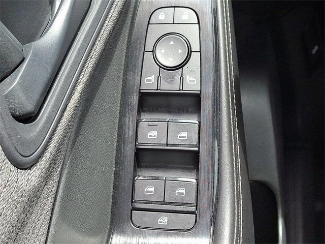 Photo of 2022 Glacier White Nissan Rogue