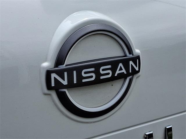 Photo of 2022 Glacier White Nissan Rogue