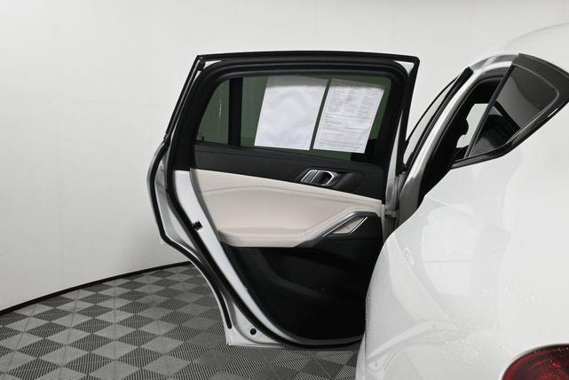 Photo of 2023 Alpine White BMW X6