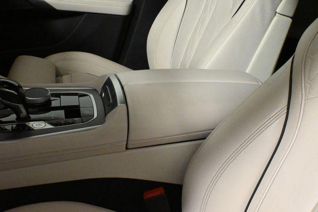 Photo of 2023 Alpine White BMW X6