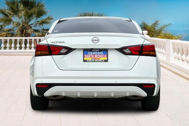 Photo of 2023 Glacier White Nissan Altima