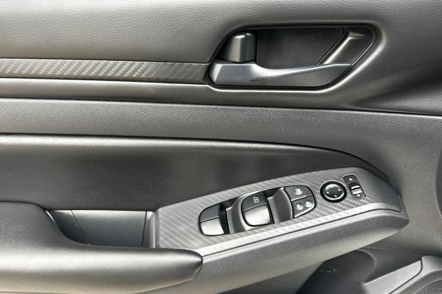Photo of 2023 Glacier White Nissan Altima