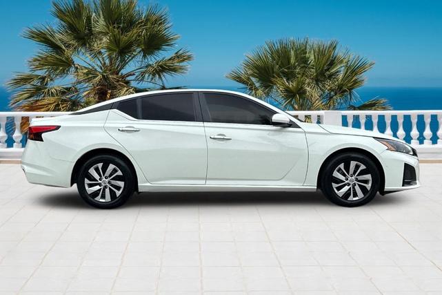 Photo of 2023 Glacier White Nissan Altima