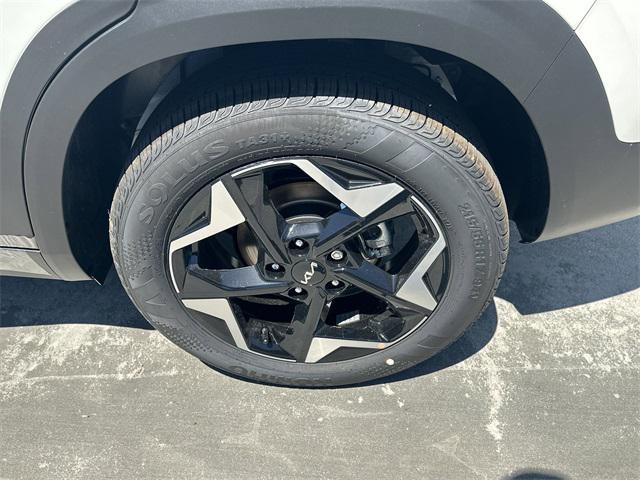 Photo of 2025 Clear White/Black Roof Kia Seltos