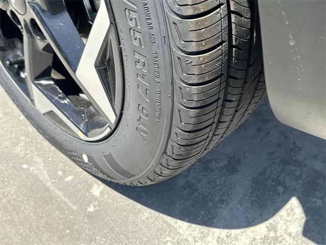 Photo of 2025 Clear White/Black Roof Kia Seltos