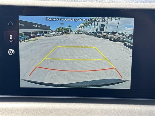 Photo of 2025 Clear White/Black Roof Kia Seltos