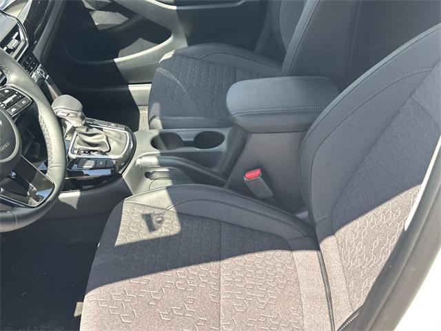Photo of 2025 Clear White/Black Roof Kia Seltos