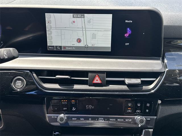 Photo of 2025 Clear White/Black Roof Kia Seltos