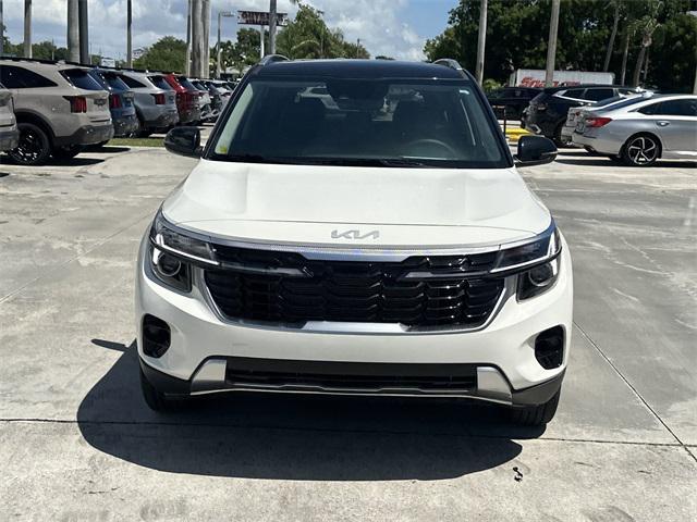 Photo of 2025 Clear White/Black Roof Kia Seltos