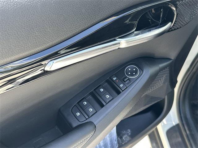 Photo of 2025 Clear White/Black Roof Kia Seltos