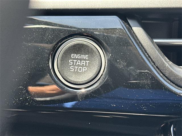 Photo of 2025 Clear White/Black Roof Kia Seltos