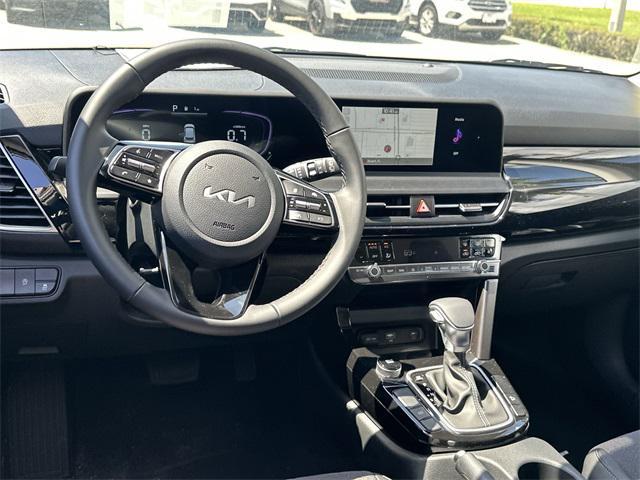 Photo of 2025 Clear White/Black Roof Kia Seltos