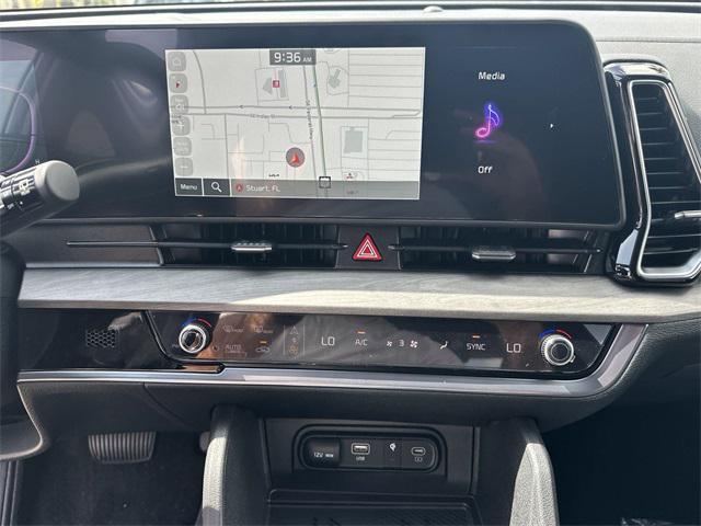 Photo of 2025 Glacial White Pearl Kia Sportage