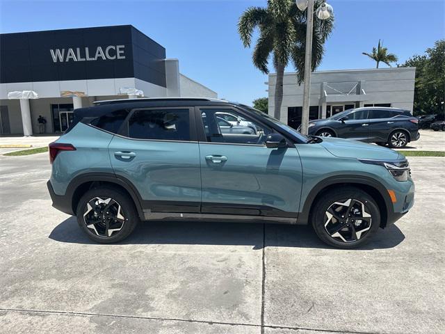 Photo of 2025 Pluton Blue/Black Roof Kia Seltos