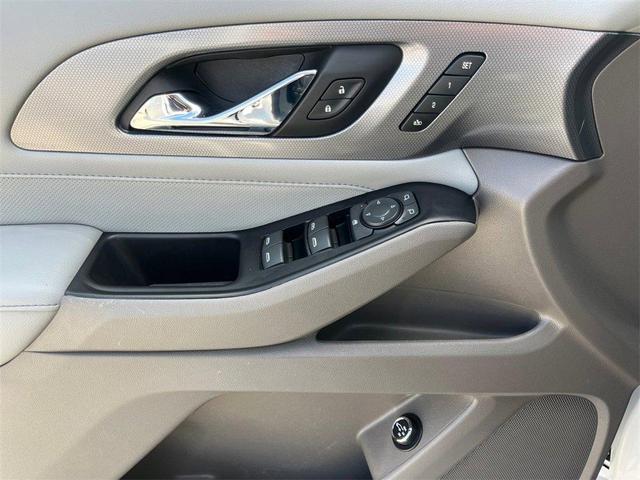 Photo of 2018 Iridescent Pearl Tricoat Chevrolet Traverse