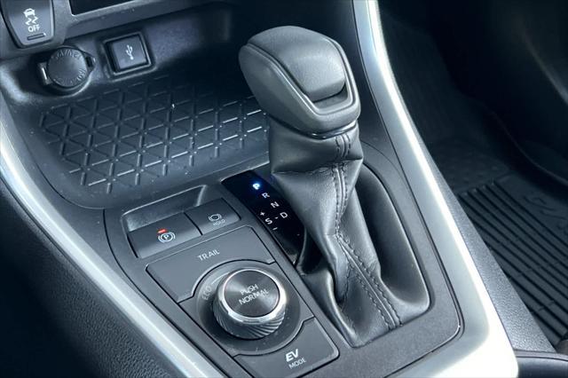 Photo of 2022 White Toyota RAV4 Hybrid