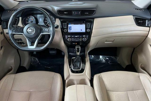 Photo of 2017 Pearl White Nissan Rogue