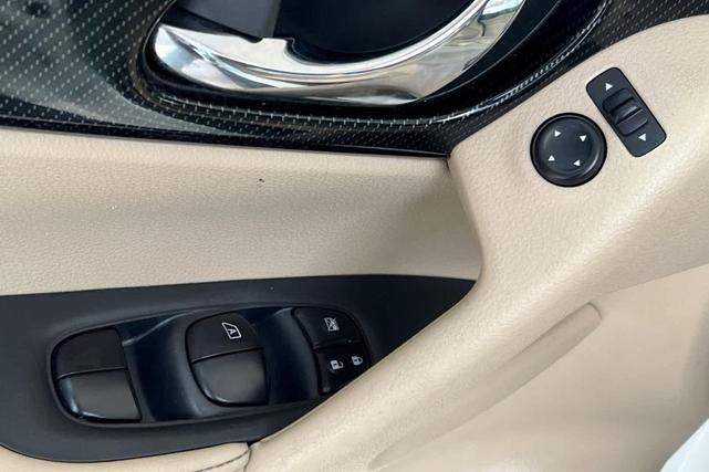 Photo of 2017 Pearl White Nissan Rogue