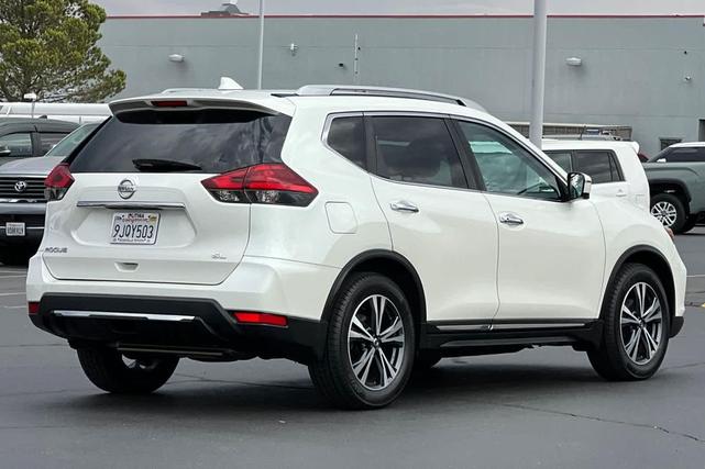 Photo of 2017 Pearl White Nissan Rogue