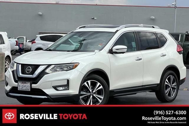 Photo of 2017 Pearl White Nissan Rogue