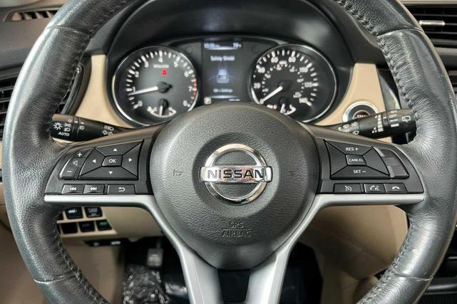 Photo of 2017 Pearl White Nissan Rogue